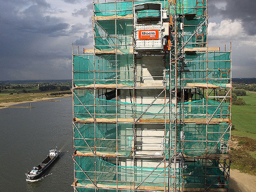 Osobní a nákladní výtah během stavby