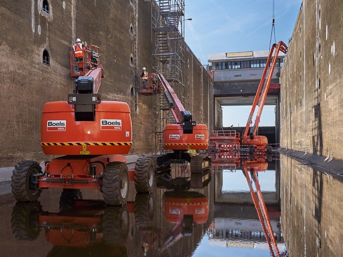 Major maintenance to lock complex in Twente Canal 