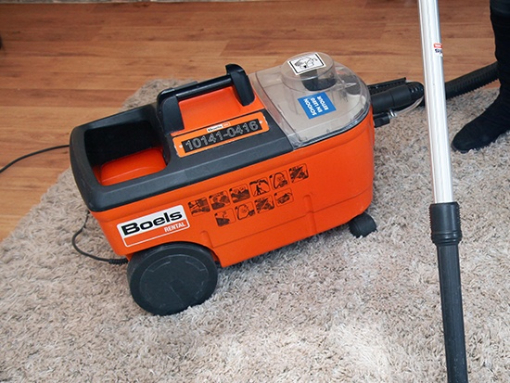 Carpet cleaner cleaning a carpet